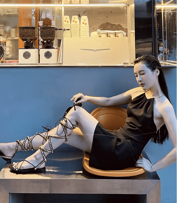 孙晶晶穿超细吊带装大秀美背甜辣风转化自如纤细美腿十分吸睛