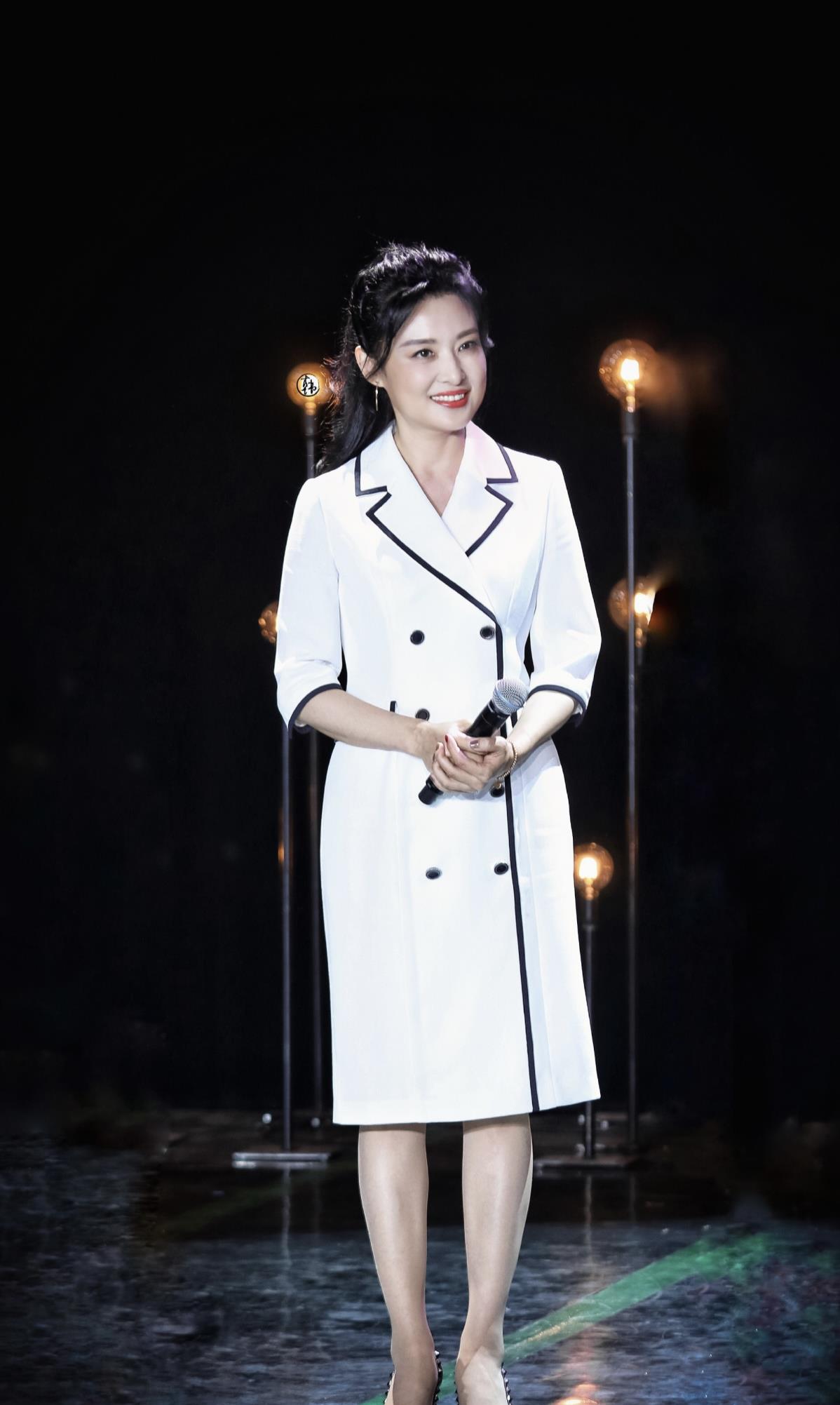 周涛真是50女性穿搭模范不仅脸年轻身材也好优雅穿搭很圈粉