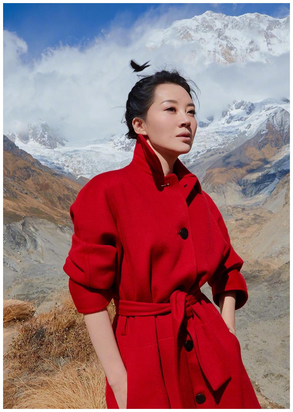 许晴出游尼泊尔一袭中国红大衣似冬日暖阳美得优雅大气