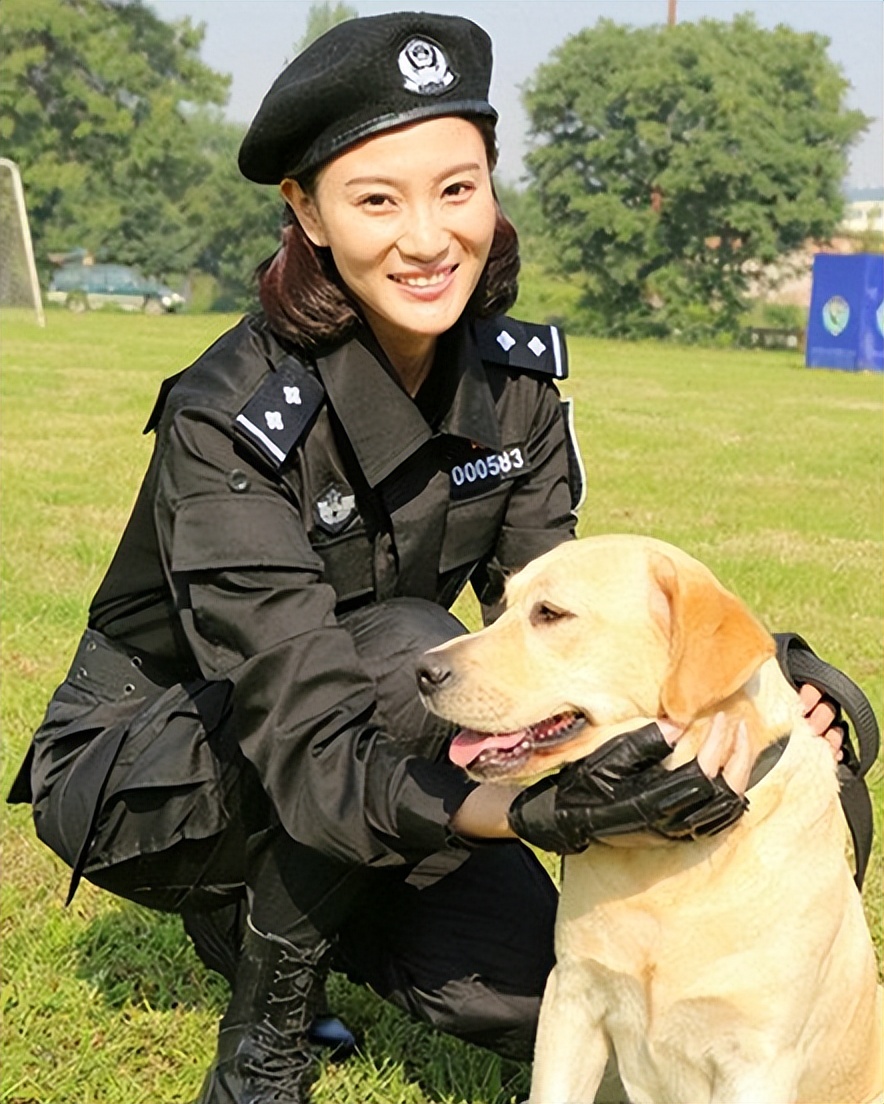 唐优优扮演者警犬图片