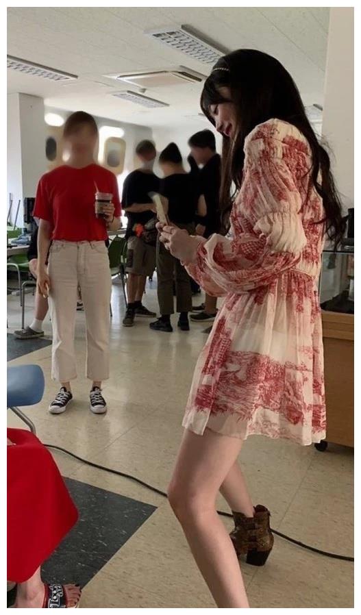 崔雪莉和iu同框:一个穿牛仔裙一个穿仙女裙,肤白貌美真养眼!