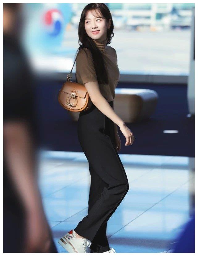 金智秀真会穿穿格纹长裙亮相女神范十足手臂却意外抢镜了