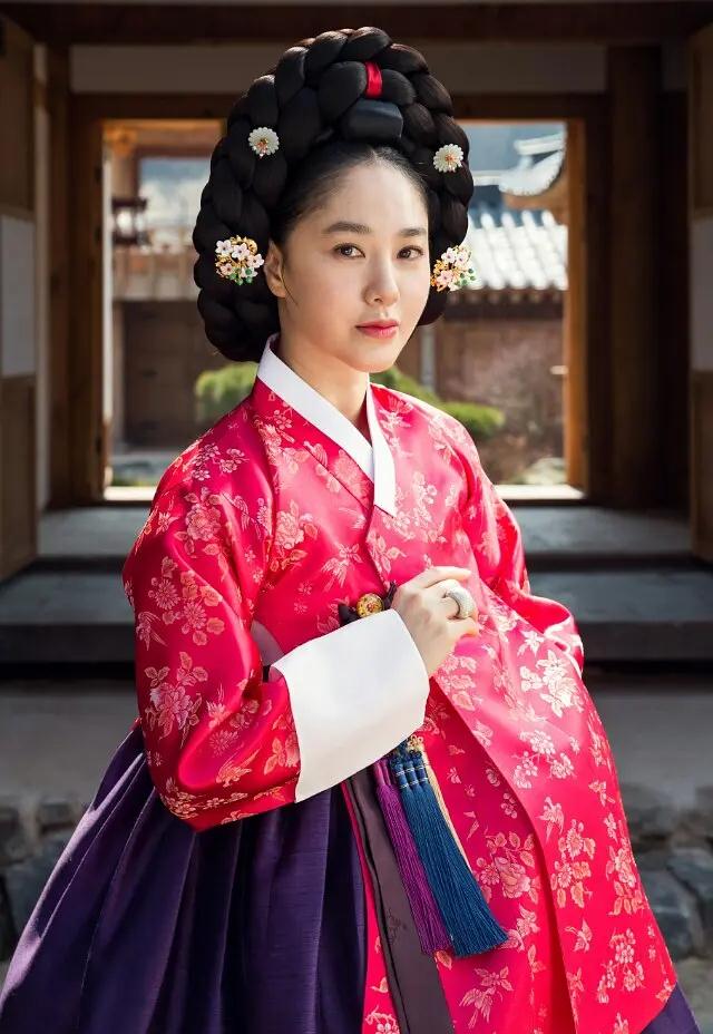 其实并不是因为没有剧本找她,而是因为当时她与富商李长元结婚了,所以