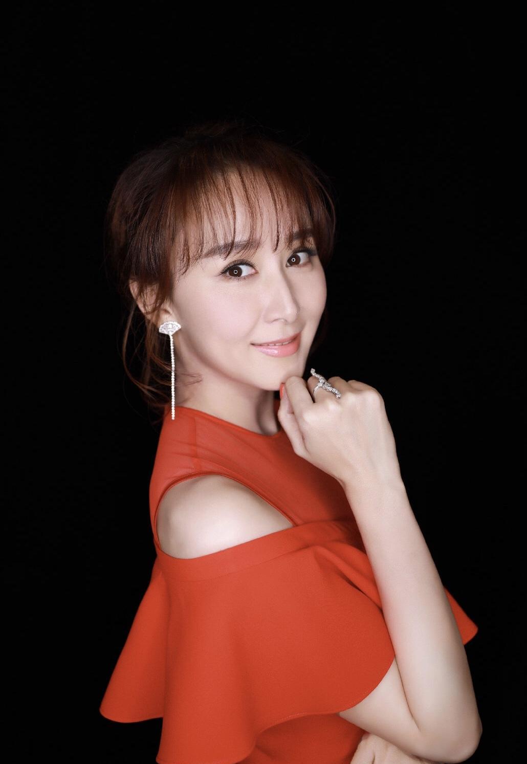 胡静出道多年以来,从未传出过绯闻,在生活上更是被丈夫宠成了公主,一