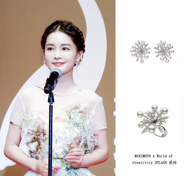 再看这张照片,李沁身着一袭浅蓝裙装,佩戴着tasakichorusvalley铃兰