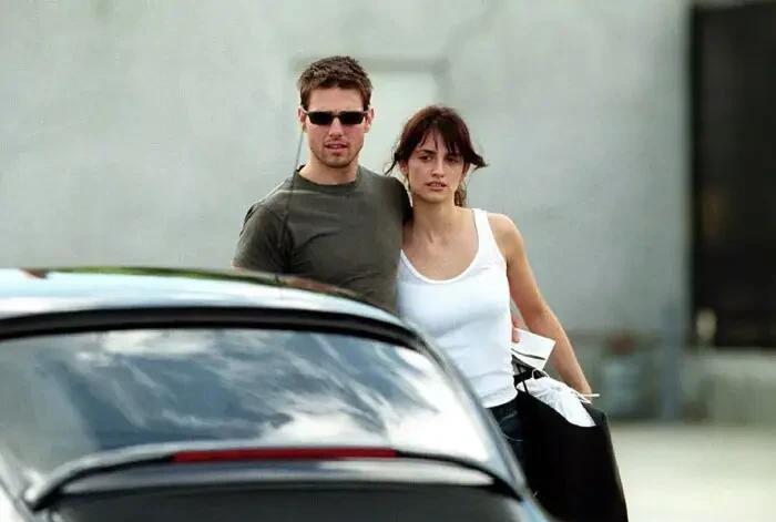 阿汤哥和佩内洛普出街或许阿汤哥知道自己根本hold不住这个漂亮媳妇