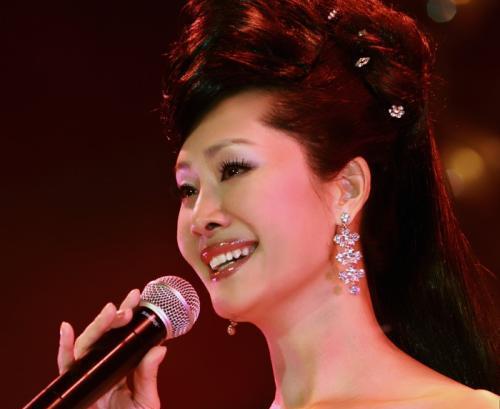 55岁于文华,素颜照曝光,打扮俗套却散发着优雅气质_李凡_李年_生活