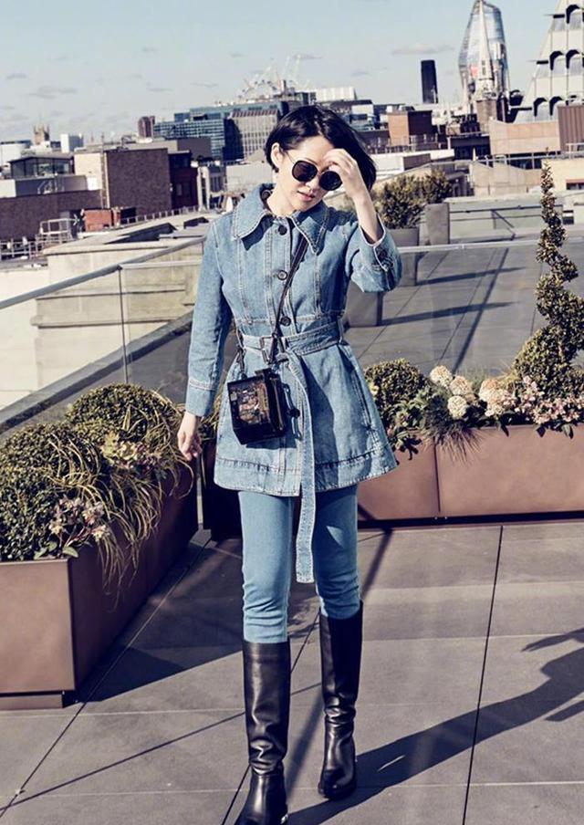 许晴再次"扮美"成功,穿粉色毛衣难掩少女感,扎丸子头美回18岁_身材