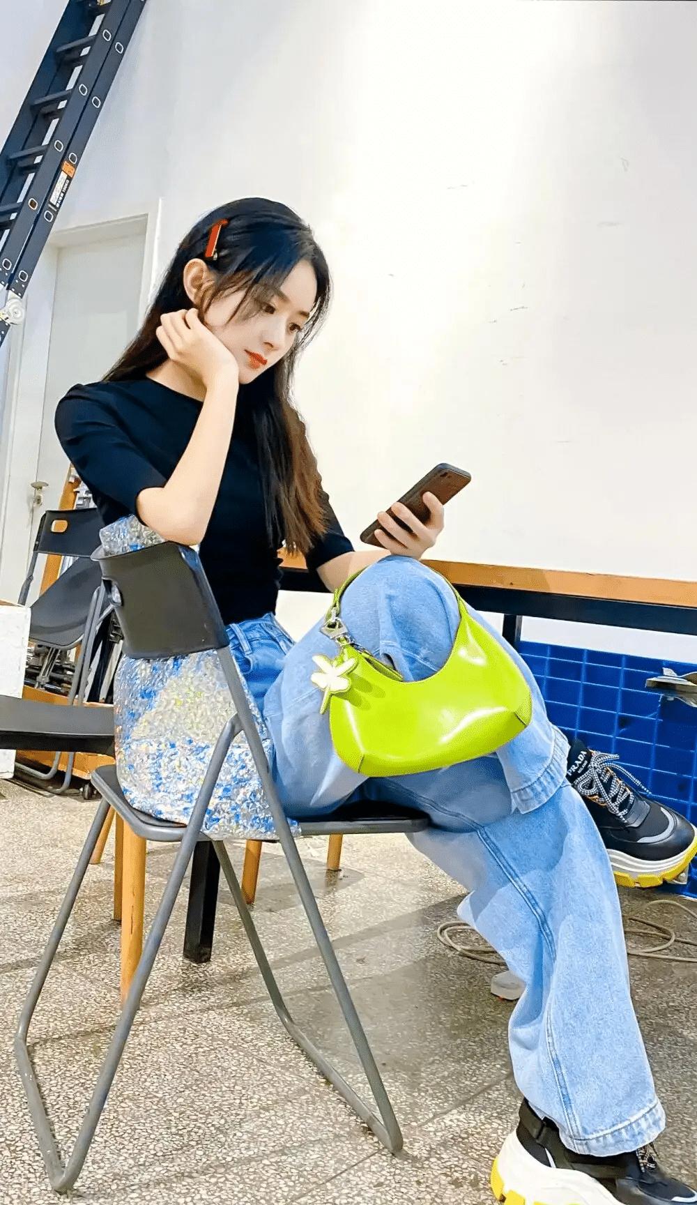 原创赵丽颖在国外太会穿针织开衫配牛仔裤像小姑娘美得让人心动