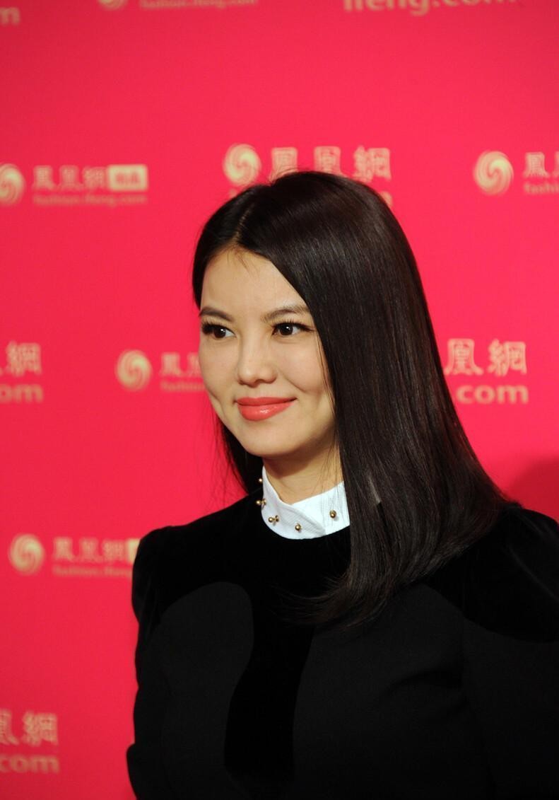 原创李湘的黑丝腿一点都不低俗小香风的贵妇造型仍然很有震慑力