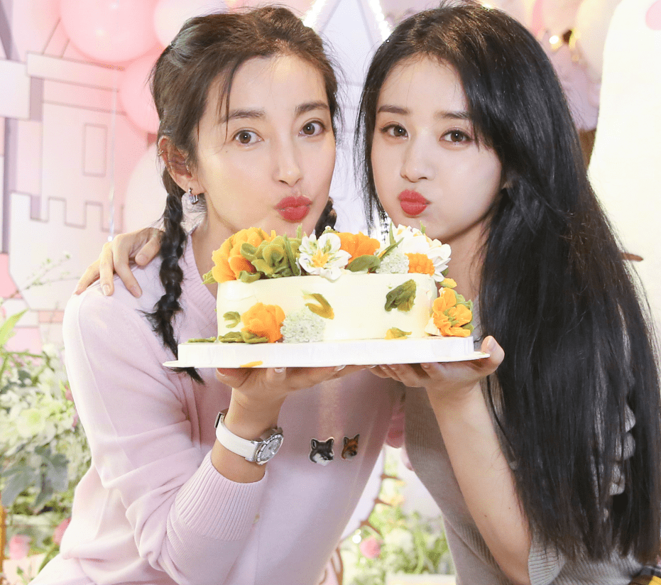 原创赵丽颖李冰冰同拍封面两人虽然相差14岁但这状态像极同龄人