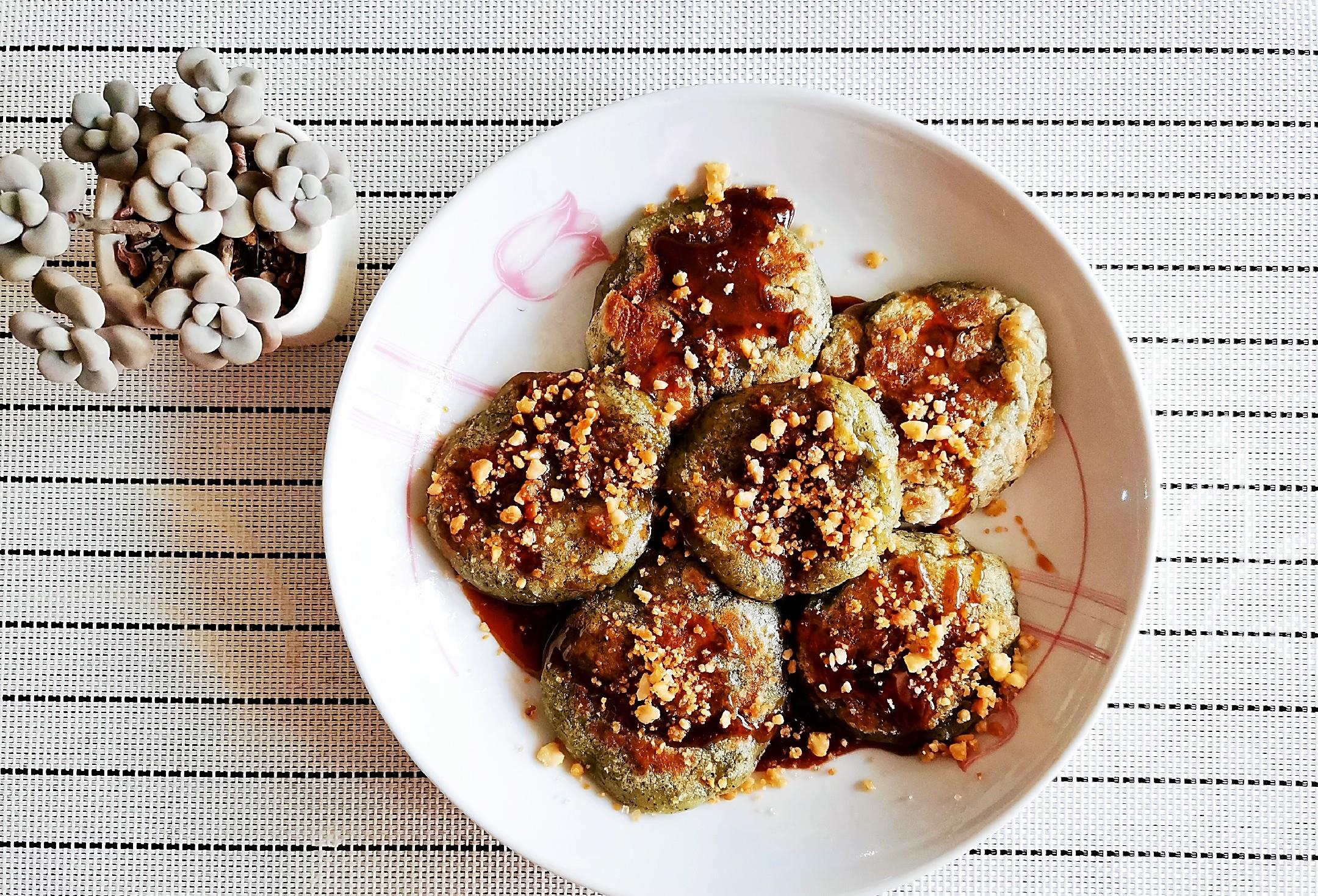 原创清明艾草香煎艾糍粑浇上红糖浆撒上花生酥软糯香甜好吃