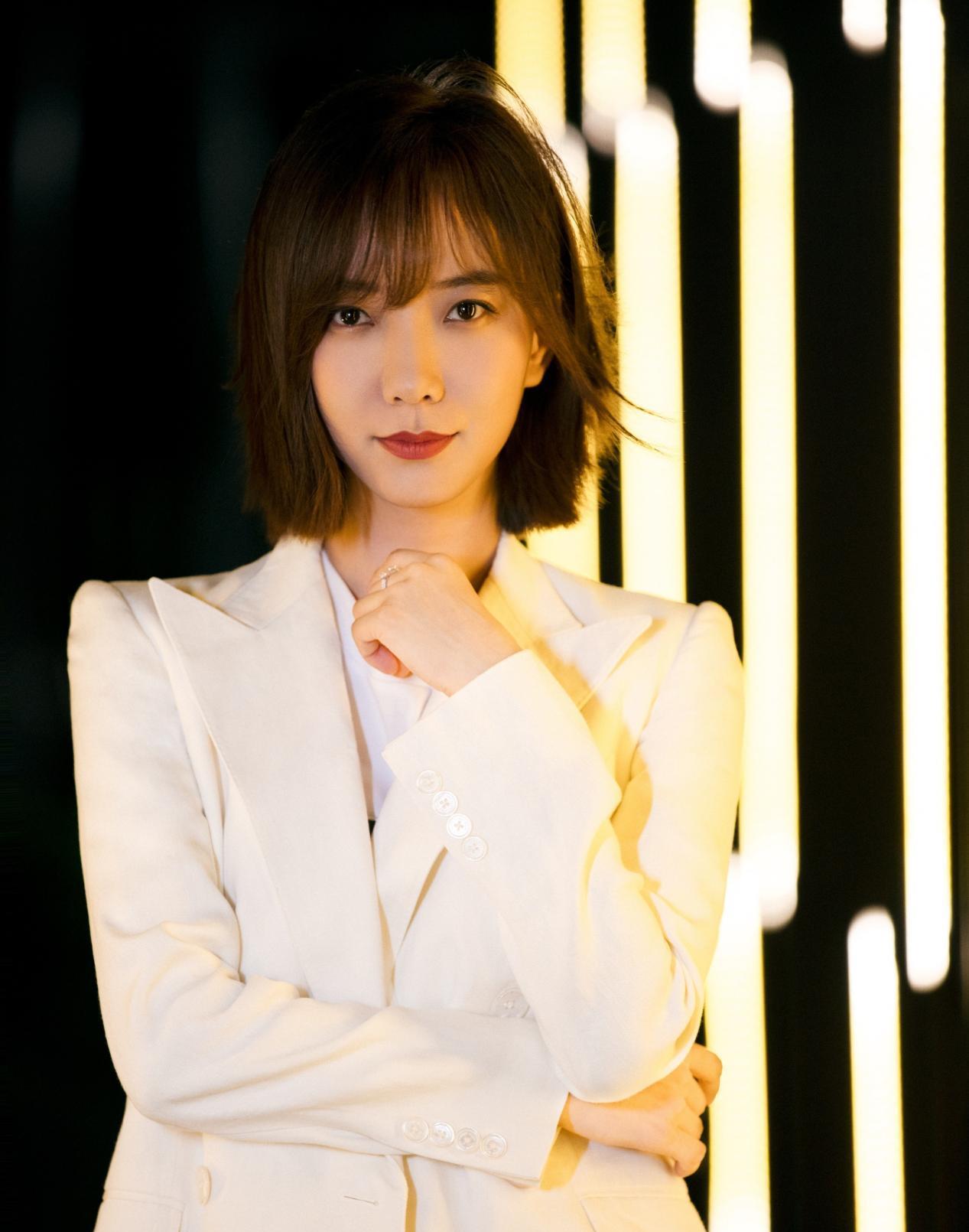 中性的女人原来这么美,王珞丹穿上西装显气质,美的让人移不开眼_白色