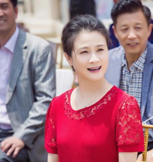 原创57岁曲筱绡妈穆丽艳穿素穿花都得体妈妈们照穿就好看