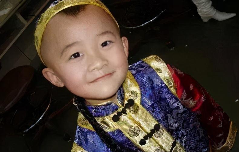 刚出生的小贾云哲体重就比别人要轻许多,身高只有30厘米