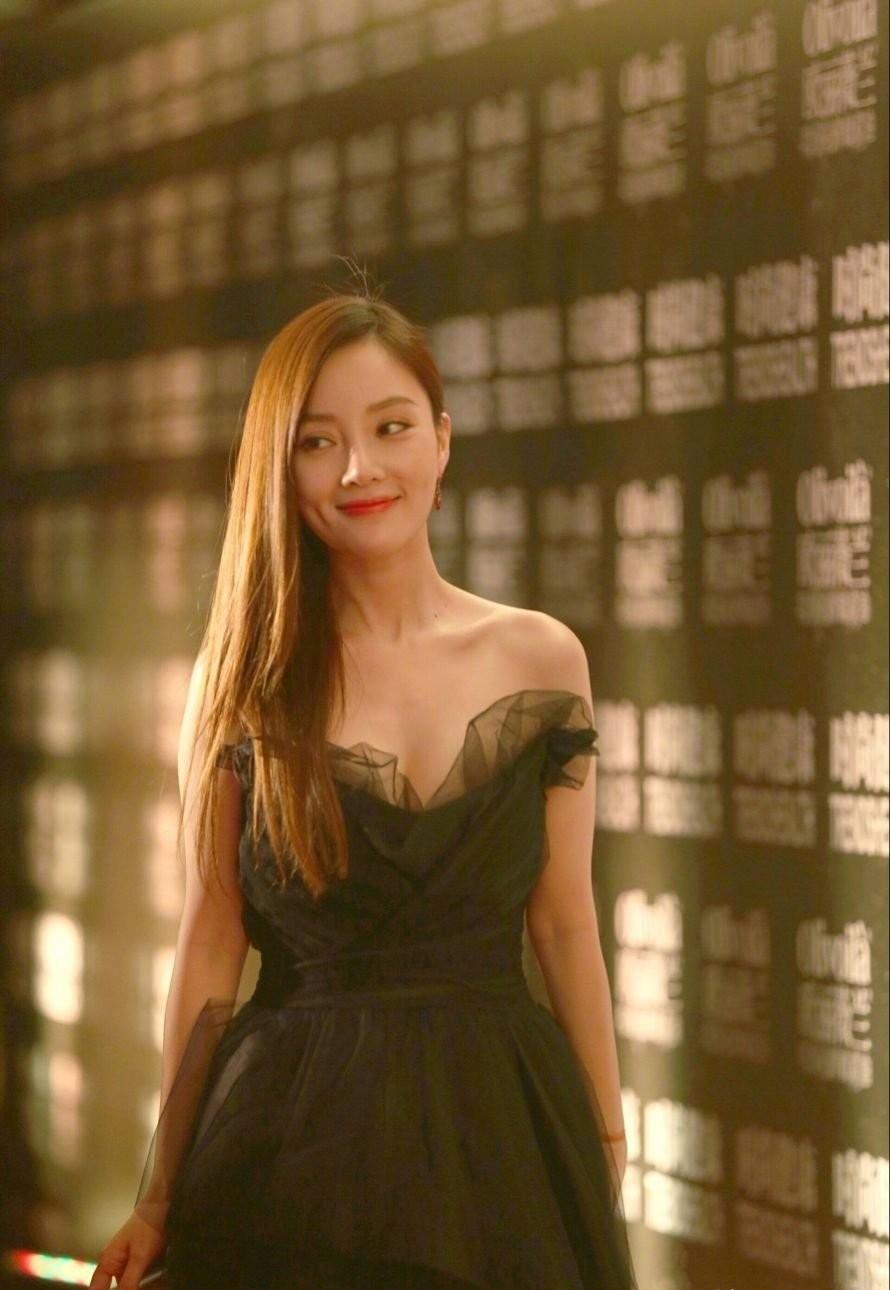 年轻的李小璐够大胆,穿时尚"时尚"礼服亮相,美成全场焦点_身材_黑色