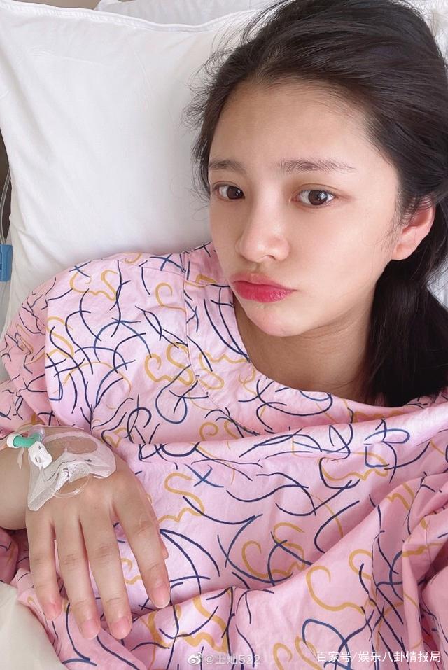 杜淳老婆王灿坐月子期间,首晒红唇浓妆照,大秀美背香肩_孩子_照片