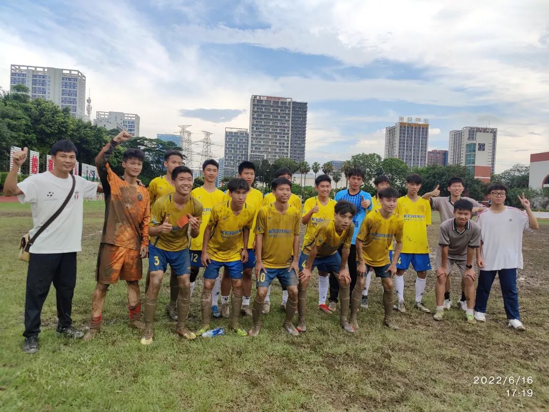 石门中学足球队勇夺2022年南海区高中(中职)生足球联赛冠军