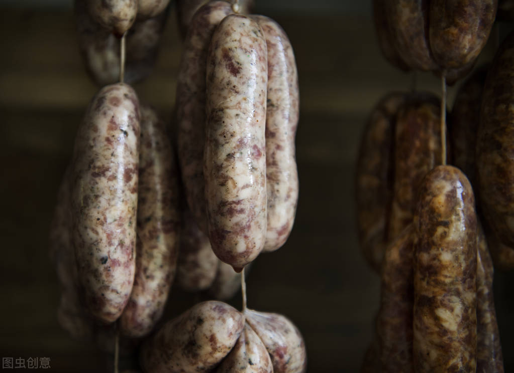 (8)加工室内人员不能戴首饰上岗,以免异物落入肉馅,同时上岗前不能