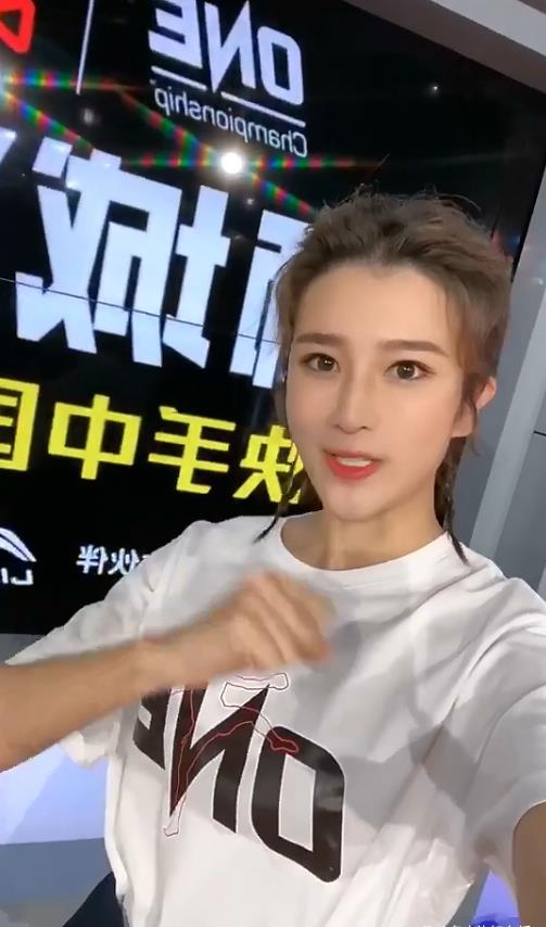 不受家暴事件影响张培萌妻子播报体育赛事颜值超高气色好