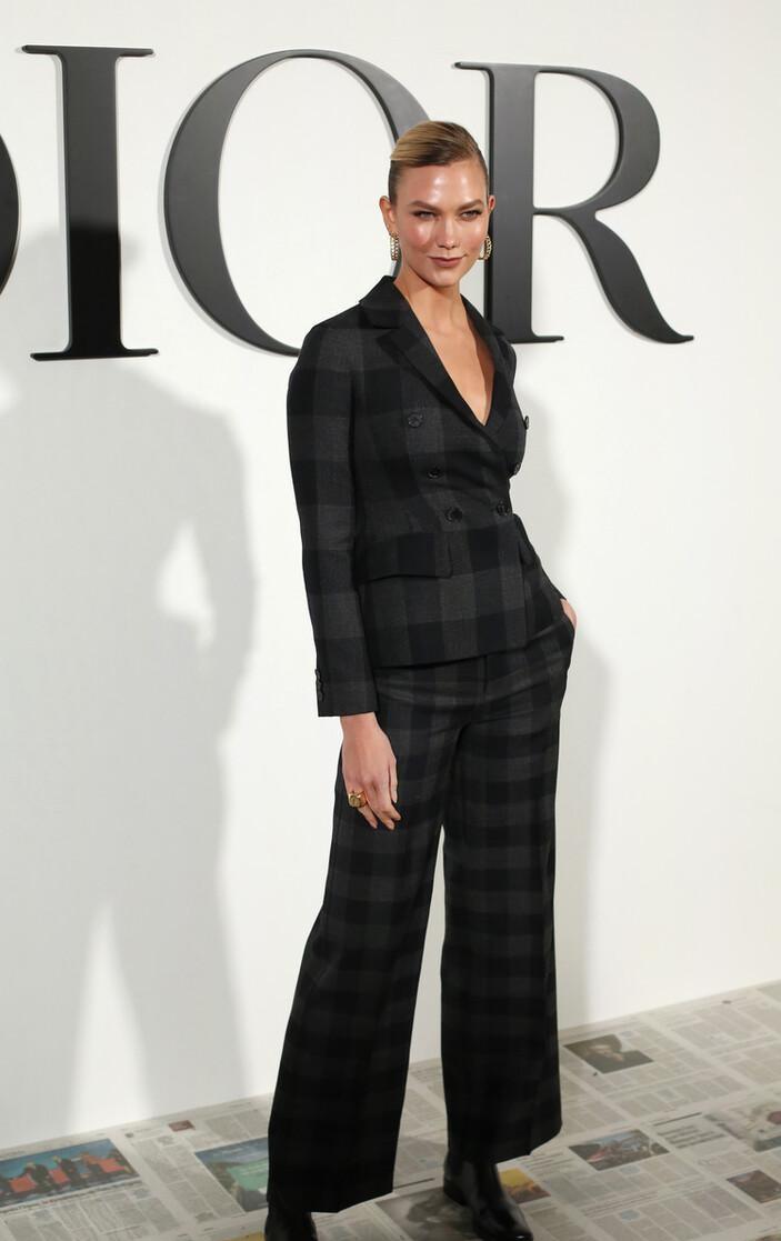 原创卡莉克劳斯态度不修边幅简约内搭外穿这曲线不愧是国外妞