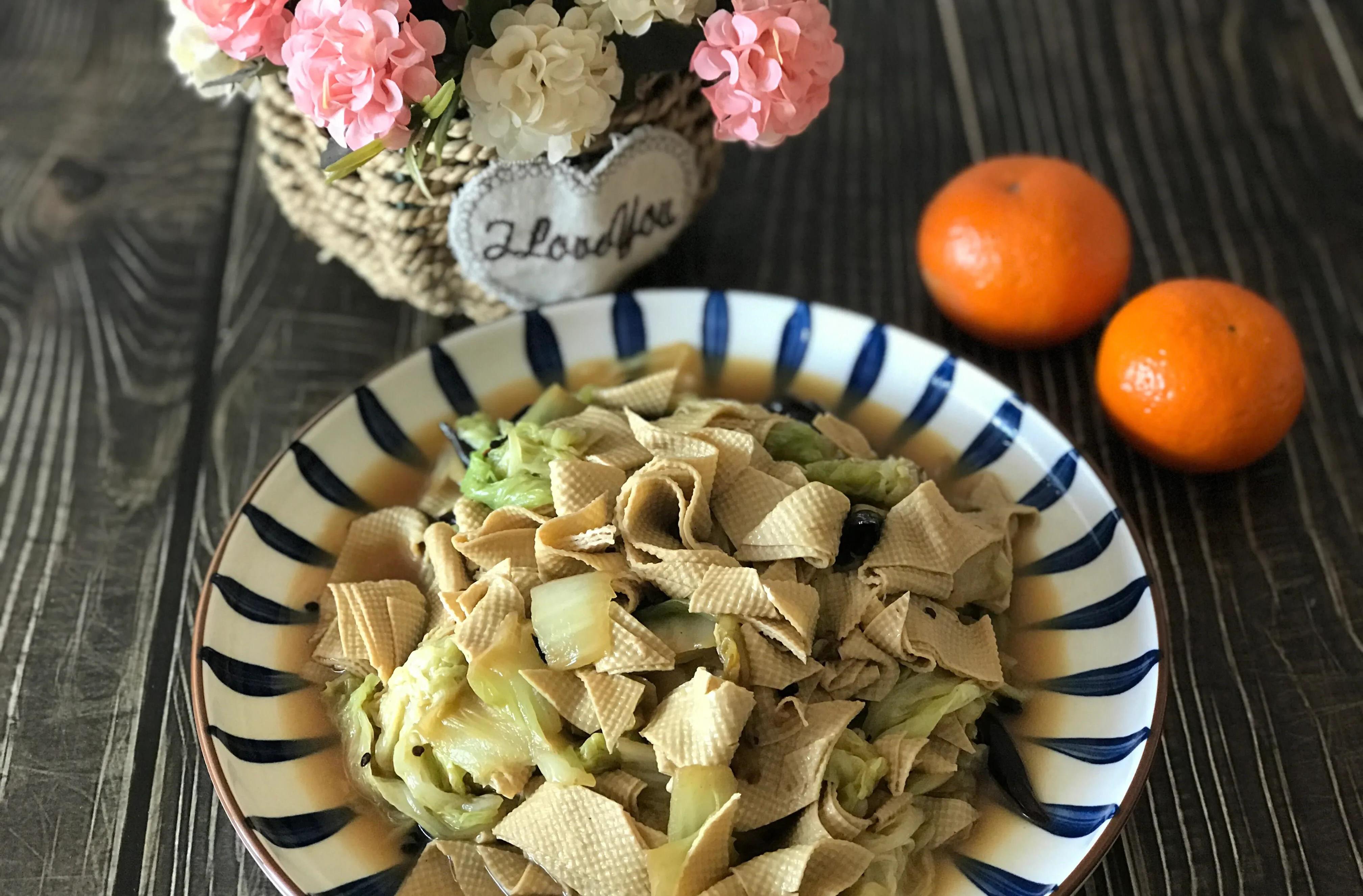 原创大白菜炒豆片一道经典的家常素菜不放肉也照样好吃