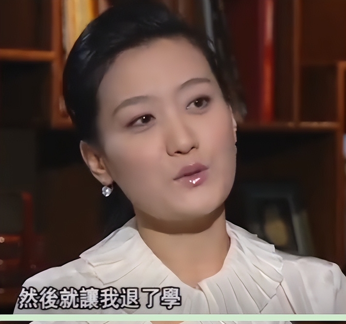 军旅歌手谭晶12次登上春晚丈夫大她9岁37岁生下双胞胎女儿