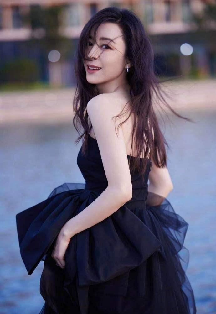 原创41岁张静初一袭黑色抹身材纱裙气质绝美时尚撩人好身材让人羡慕