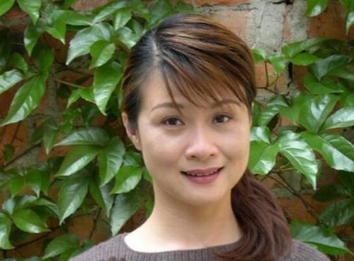 57岁"曲筱绡妈"穆丽艳:穿素穿花都得体,妈妈们照穿就好看