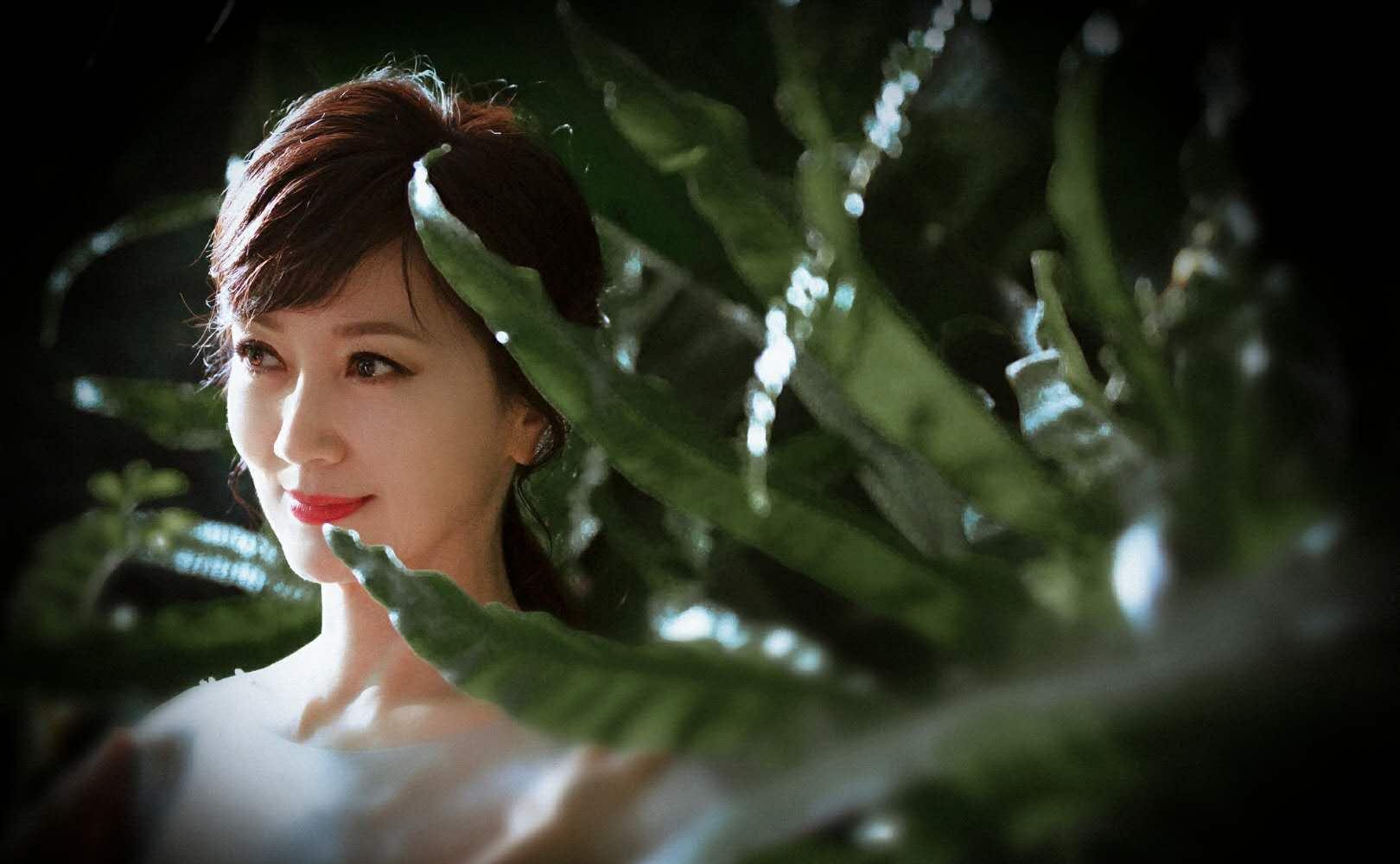 原创冻龄女神赵雅芝离开了修图变老太婆那是没见过她18岁照片