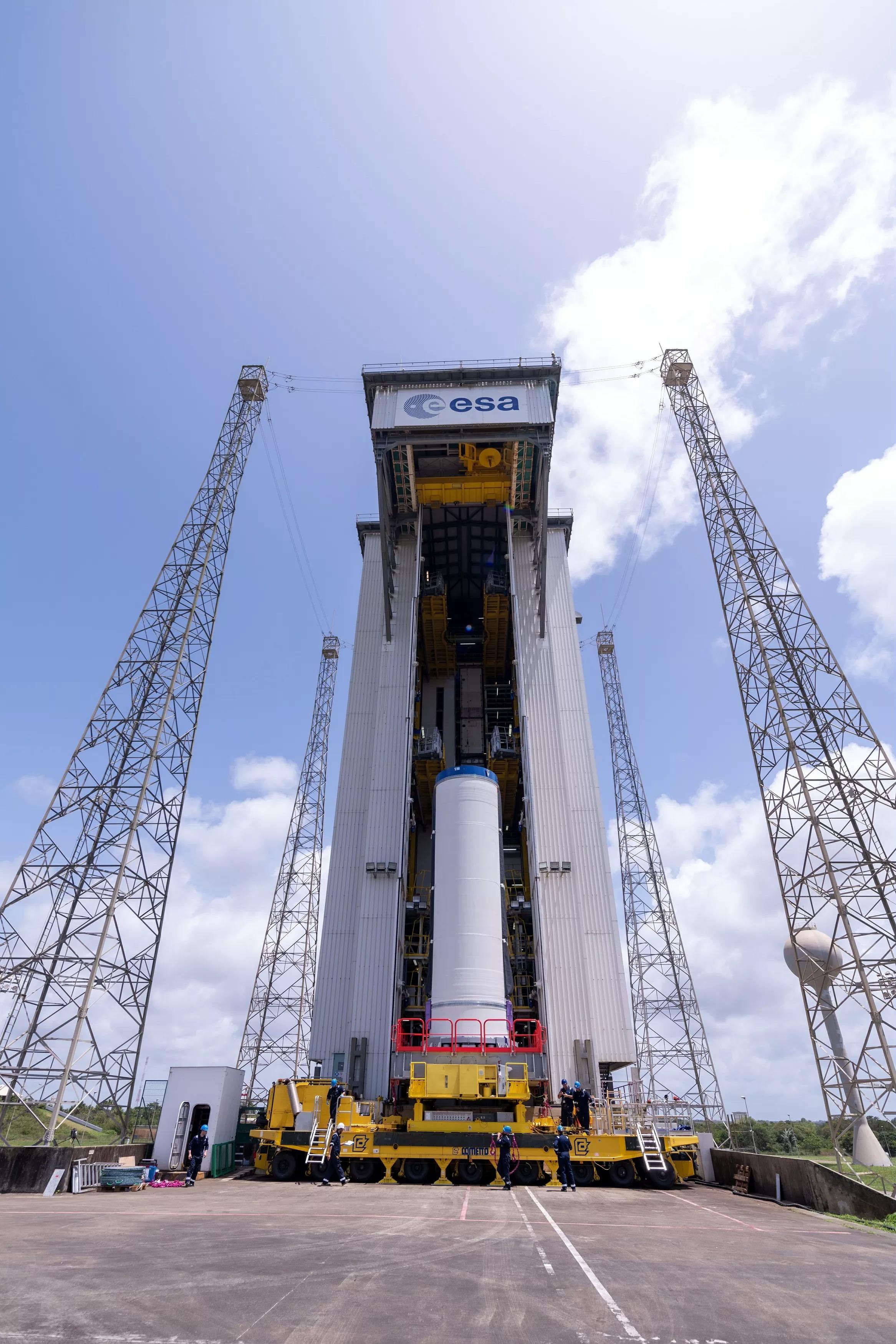 13,搭载lares-2主星和6颗立方体卫星的"织女星-c"运载火箭,将在法属