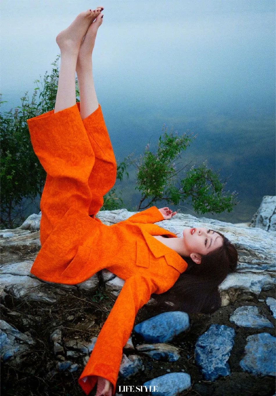 原创宋妍霏身穿深v内搭大秀美腿肤白貌美太性感撩人