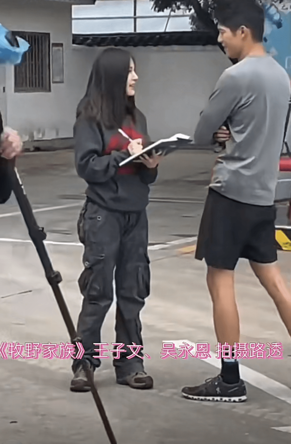王子文吴永恩爬雪山录综艺,合影时甜蜜相依