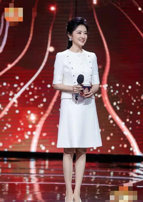 主持人周涛离开央视后变更牛和高层开会站c位气场不输男领导