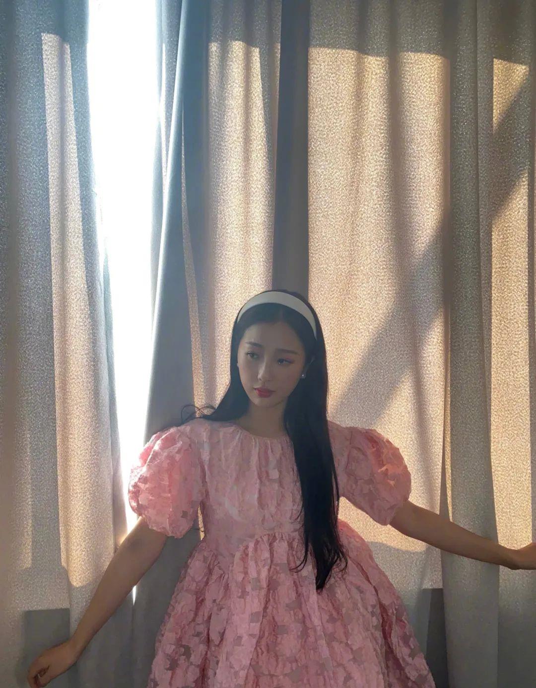 原创小作精虞书欣街拍照一身休闲装扮配9800旅行包甜美可爱