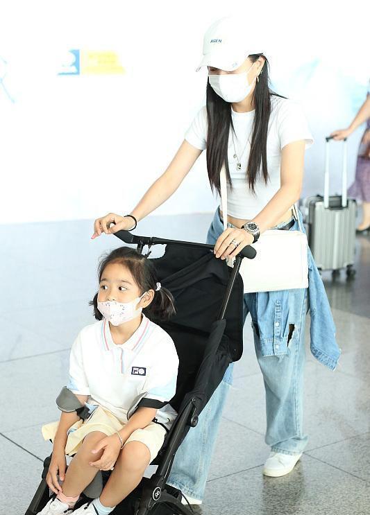 原创             包文婧母女走机场，6岁女儿超大个快坐不下婴儿车，塌鼻子像奶奶