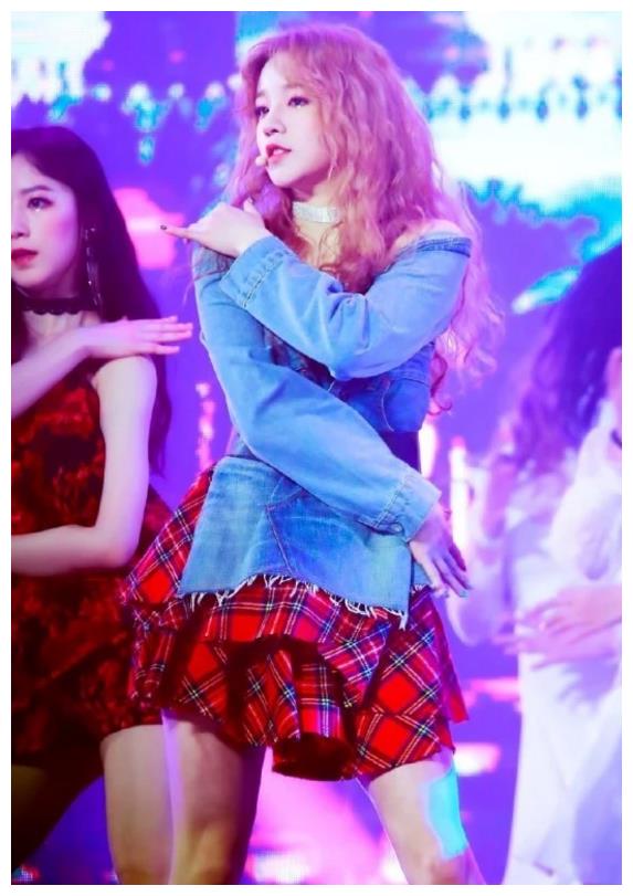 原创宋雨琦舞台上表演穿不规则裙超美艳不料却被这双粗腿抢镜了