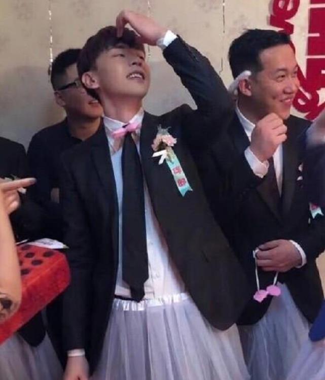 明星回老家也烦亲戚,杨超越表演唱跳,王俊凯被喊话:给我唱一个