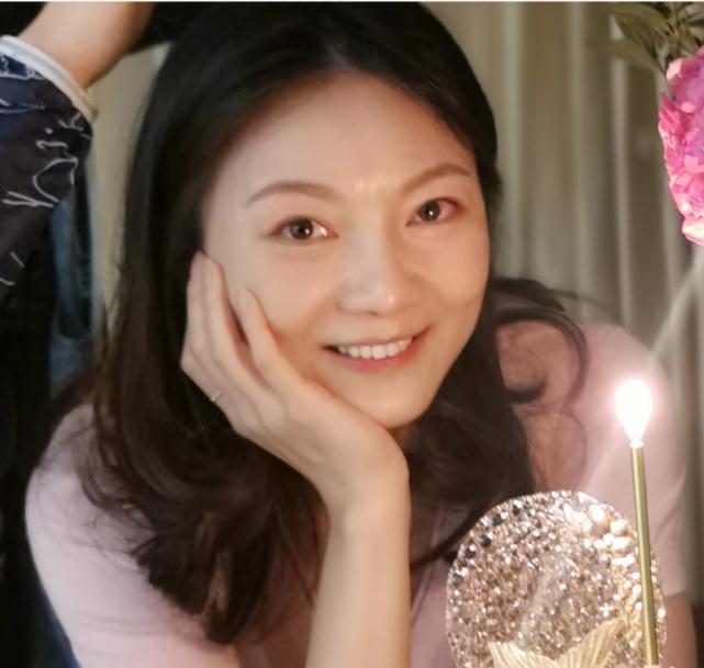 张艺谋娇妻陈婷庆39岁生日,生三娃状态依旧少女,戴婚戒秀恩爱_照片