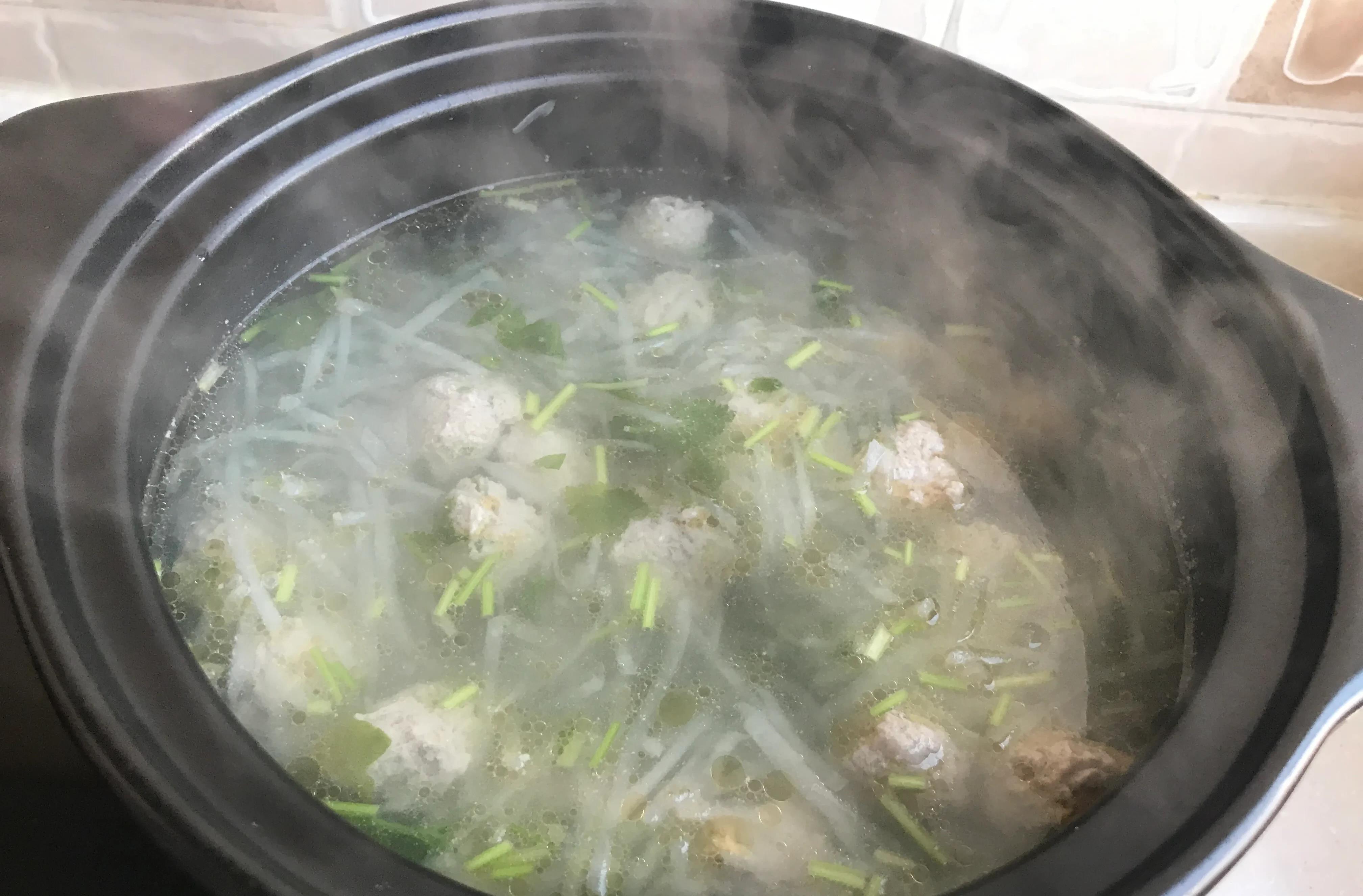 原创砂锅版萝卜丝丸子汤冬天喝上一碗从里暖到外