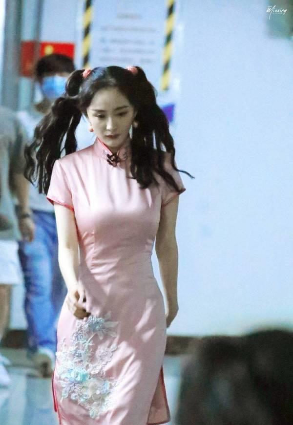 原创杨幂路透照曝光双马尾搭配粉色旗袍太惊艳这身材绝了