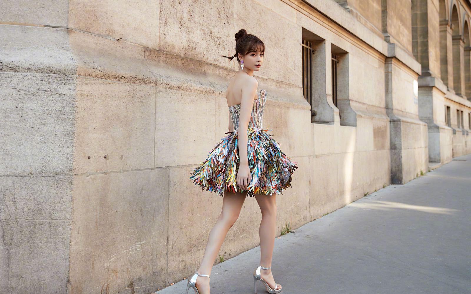 原创沈梦辰巴黎街拍穿一袭流光彩虹裙活泼又美丽