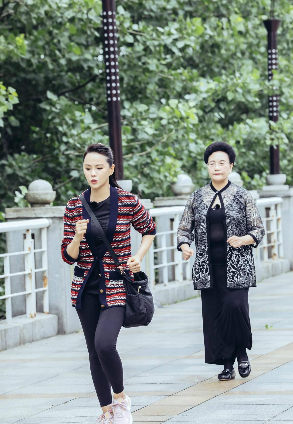 52岁伊能静同框张含韵,绿衣白裤清新减龄,差21岁美成同龄人_样子_运动