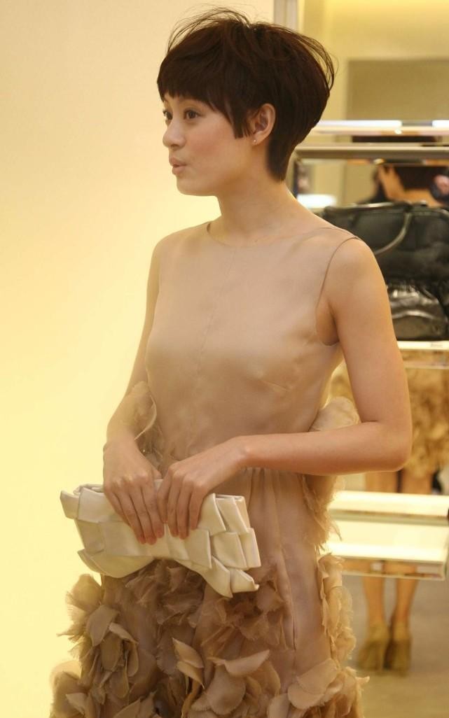 原创孙俪的肉裸色裙装还挺耐看的薄纱裙子裹在身上更能透出好身段