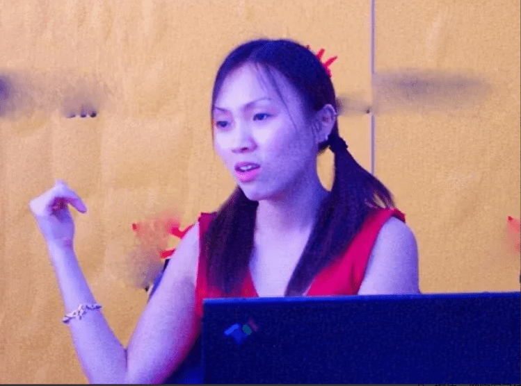 就这样,李倩妮华丽一变,成了当时我国少数能到国外留学的"高材生"之一