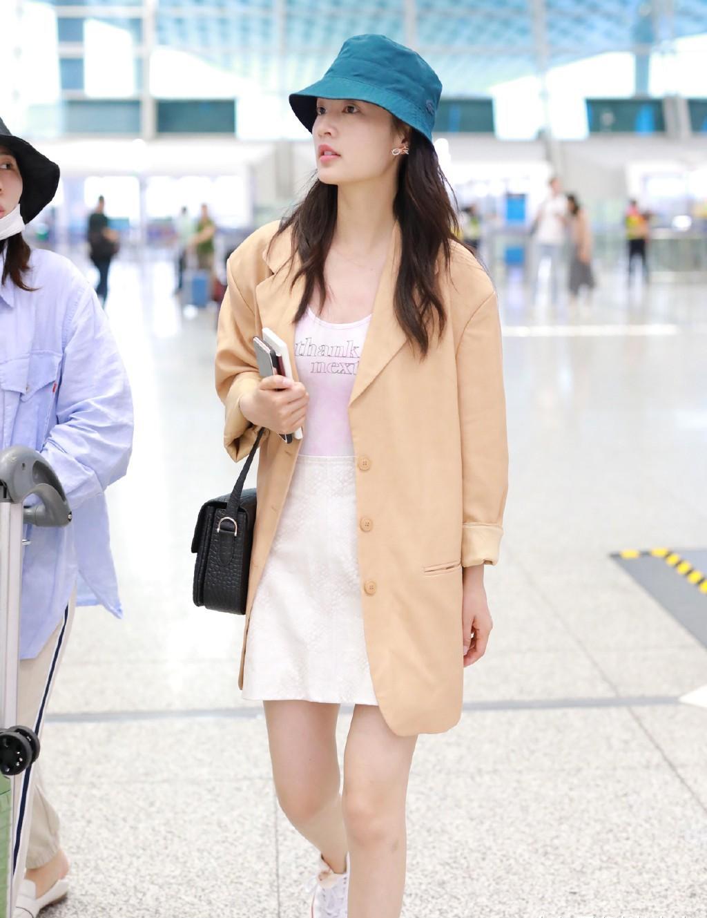 "伴娘"李沁美呆了,穿男友风西装配短裙,机场生图都娇美无比