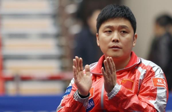 牛剑锋晒全家福,女儿乖巧可爱,38岁老公太沧桑,是国乒一队教练_刘志强