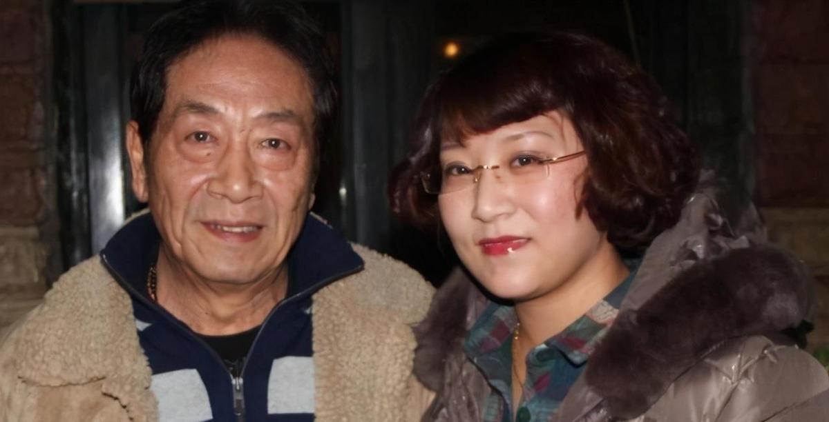他是优秀演员46岁出道娶小37岁妻子今73岁成赢家