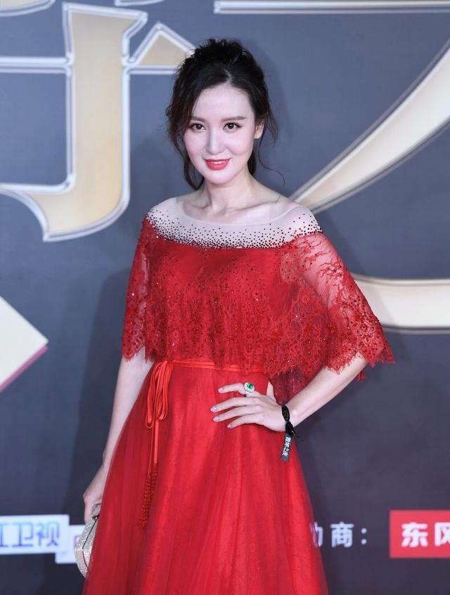张萌虽然常道歉但气质真不错穿红色薄纱连衣裙亮相越高调越美