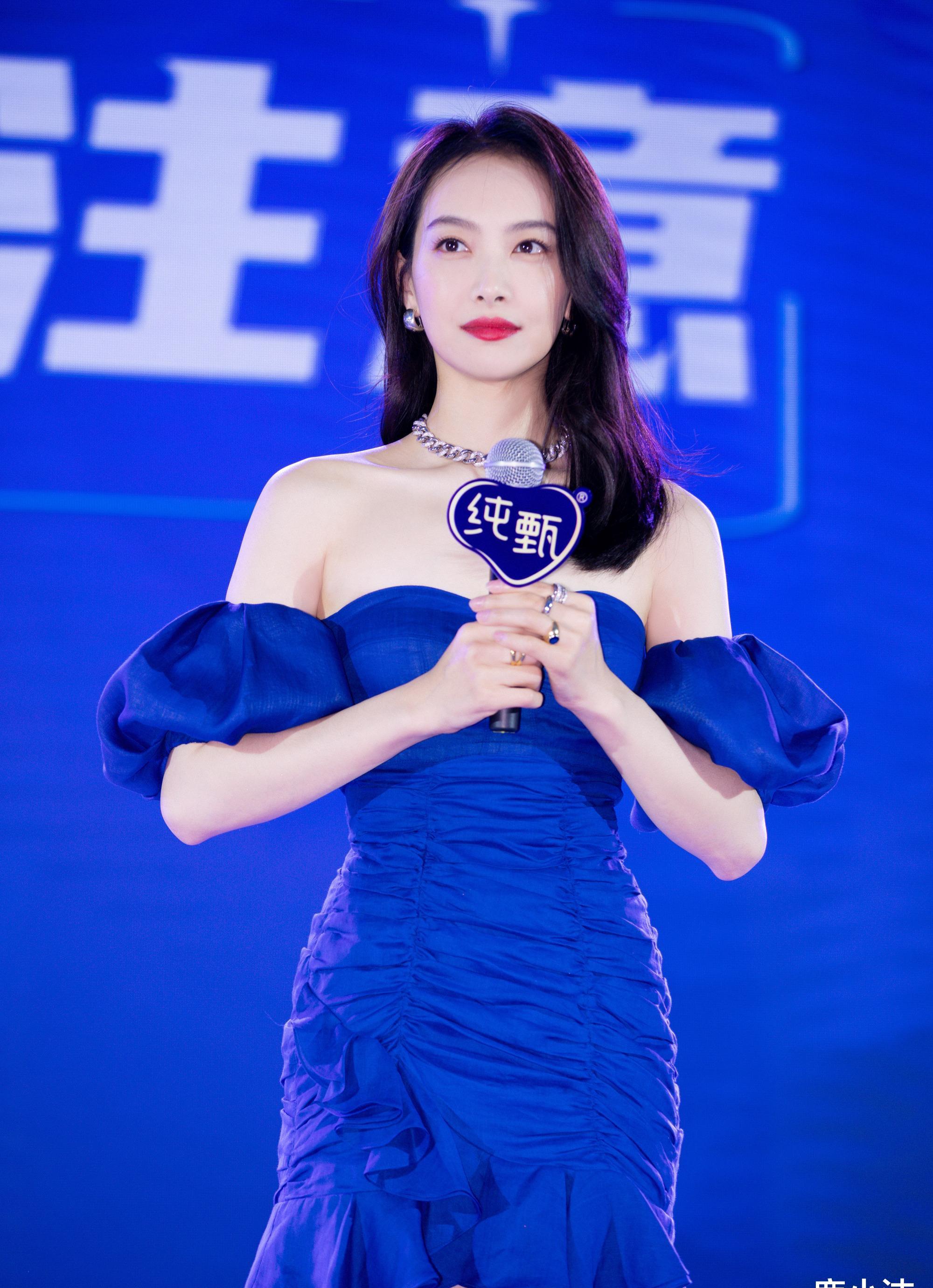 原创宋茜偏爱一字肩连衣裙满是皱褶的裙子穿出了蓝色美人鱼的感觉